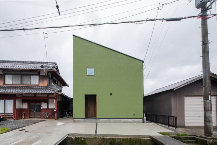 片流れ屋根×グリーンの塗り壁の家　Relaciones