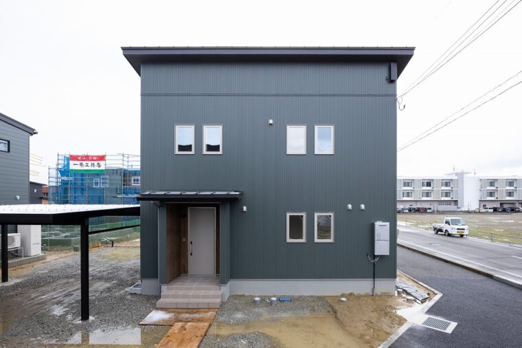 【長岡市】　家を建てるなら、坪数を抑えて。でも、広く明るく暮らしたい。お施主様のこだわりと使いやすい家事動線をメインに設計された自然素材の家　2024-01