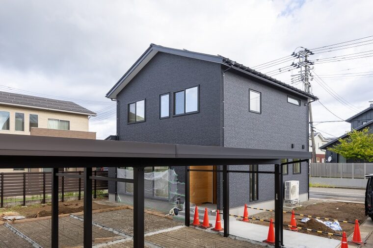 柏崎市　K様邸　自然素材・新築・注文住宅　土間のある暮らし。　～趣味のガーデニング用品を置いたり、自転車のメンテナンス場所にしたり、DIYスペースとして～　玄関土間は自由度の高い多目的スペース　7522