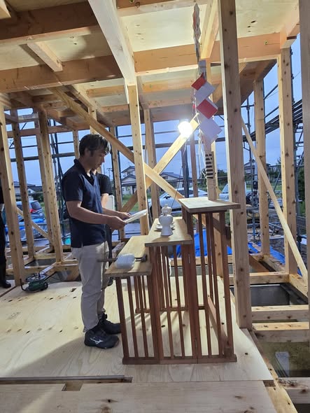 社長ブログ　昨日の平屋に続き、柏崎市で2階建ての上棟式。